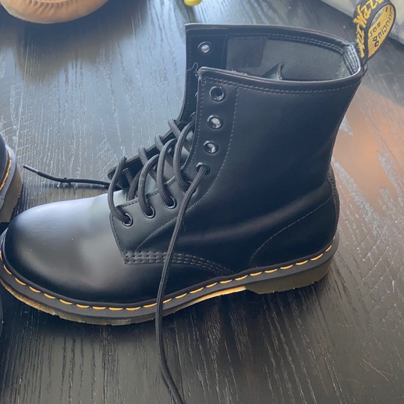 Size 8 Dr Martens 1460 Women’s Classic Lace Up Boots never worn. - Picture 2 of 4